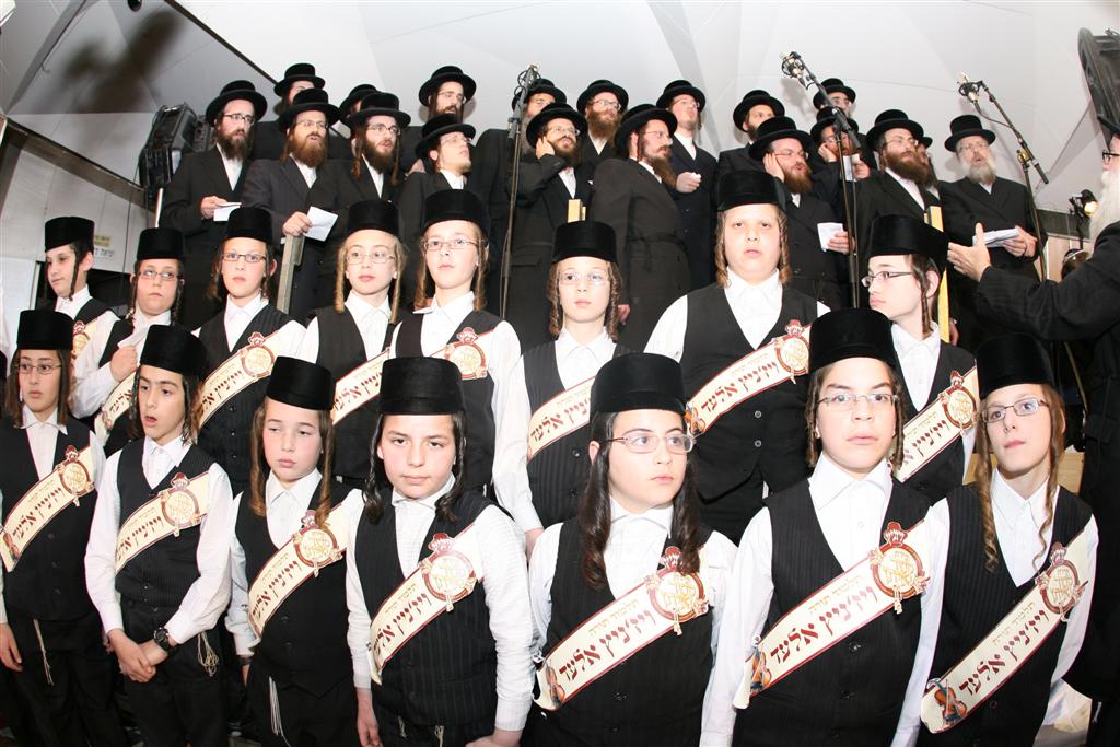 מצדיעים: 70 שנות חינוך של האדמו"ר מויז´ניץ