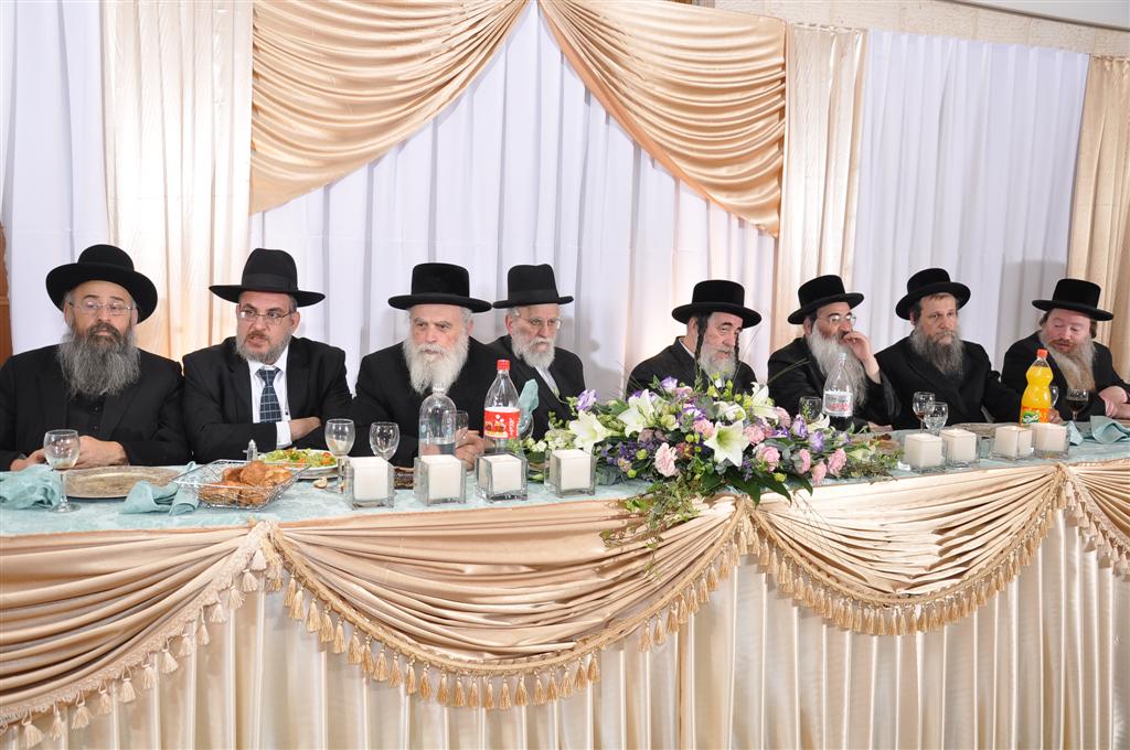 מצדיעים: 70 שנות חינוך של האדמו"ר מויז´ניץ