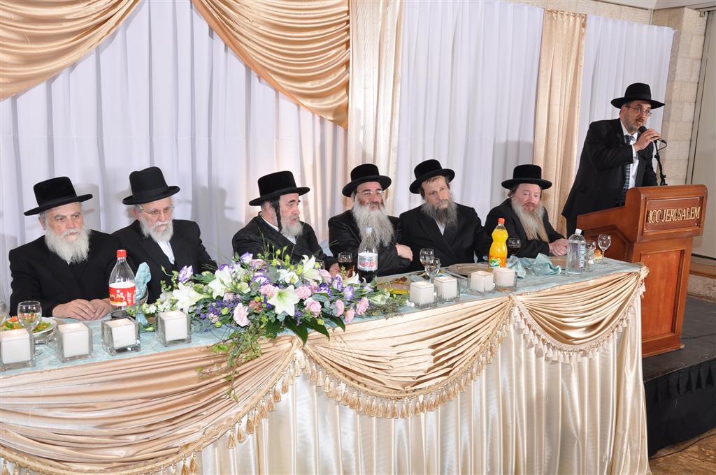 מצדיעים: 70 שנות חינוך של האדמו"ר מויז´ניץ