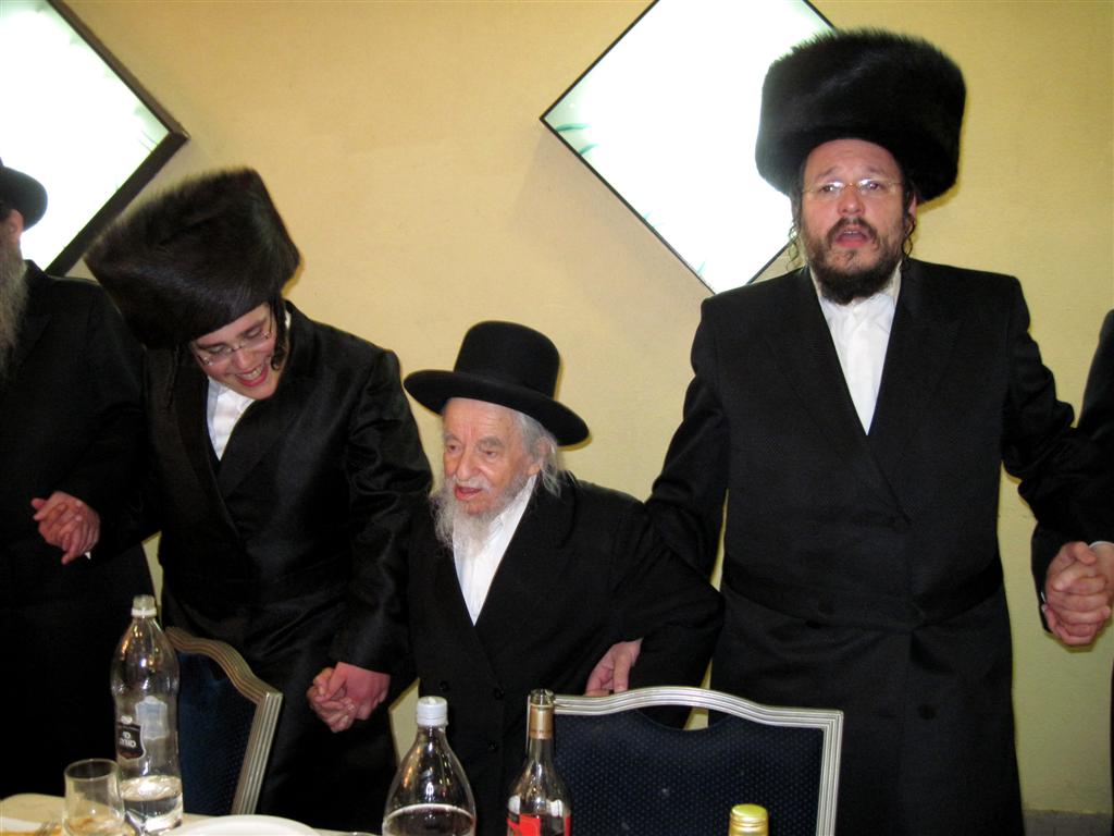 סב הכלה הרב גלינסקי בריקוד