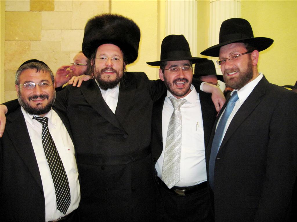 מימין, קרוזיר מאנשי ראש עיריית ירושלים