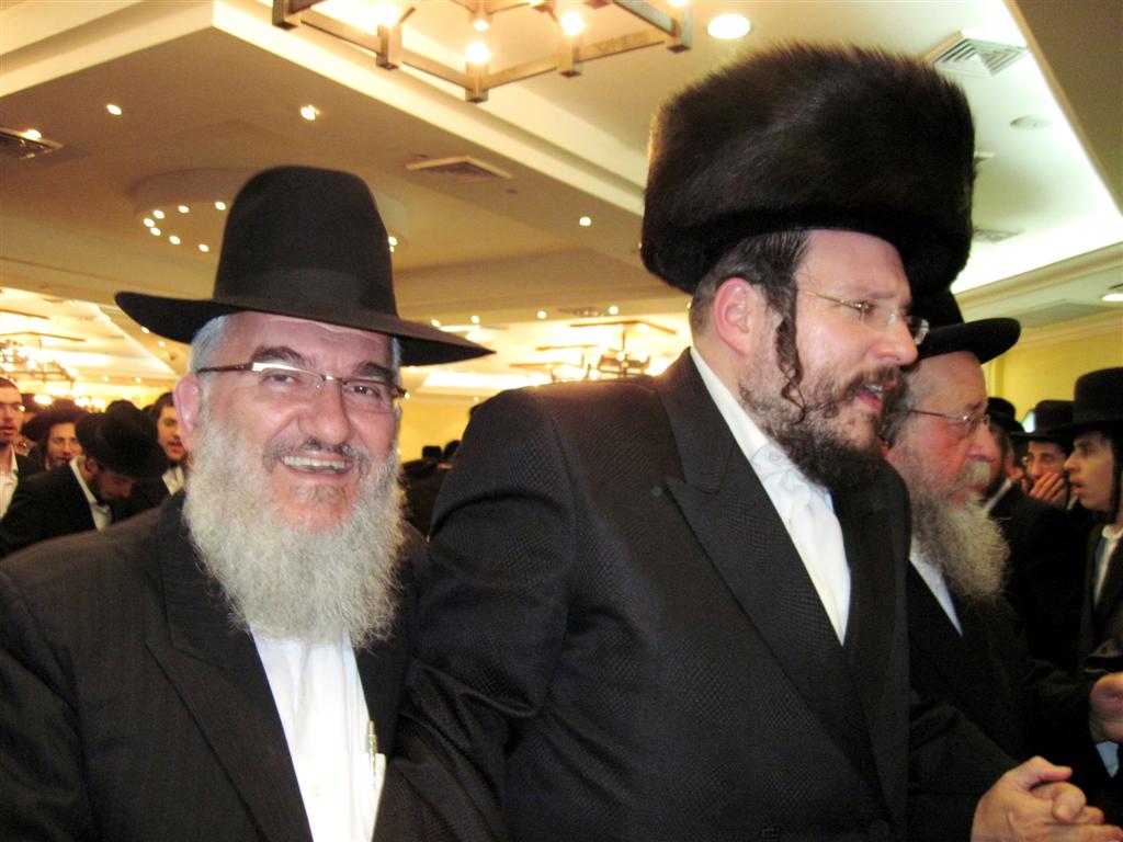 רק בשמחות, עם הקברן, הרב בנדר