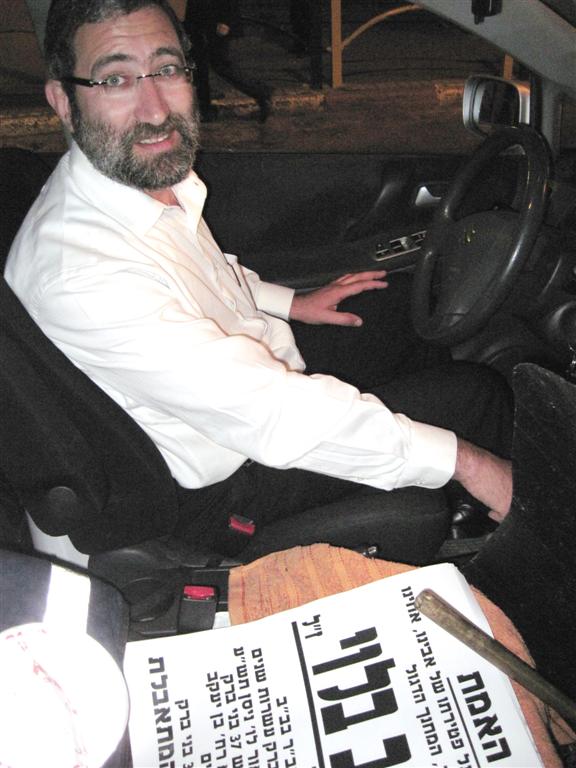 ר' מכאלה גוטווין מדביק מודעות על ההלוויה