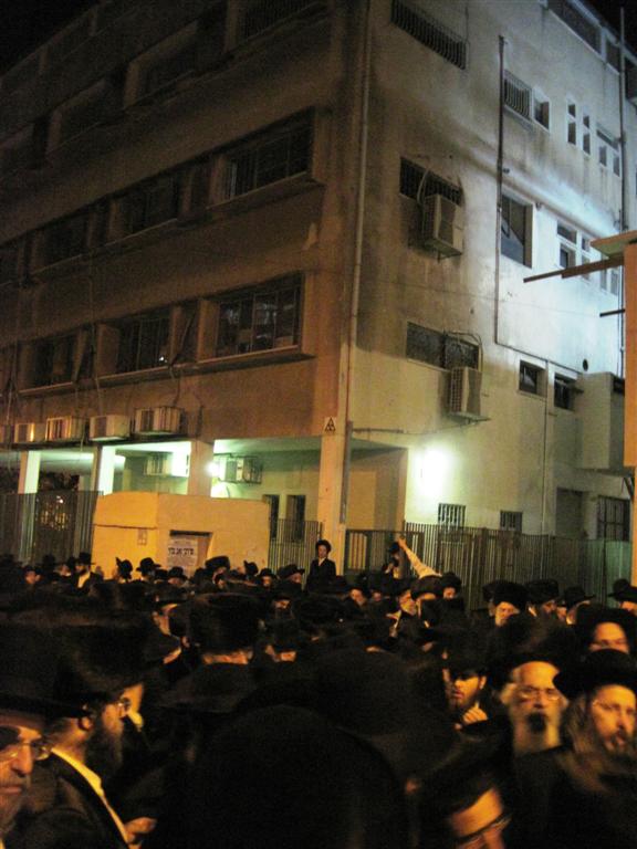 אלפים על רקע ת"ת תשב"ר