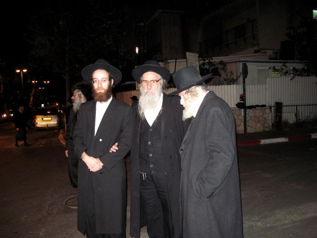 מימין הרב בויאר בהלוויה