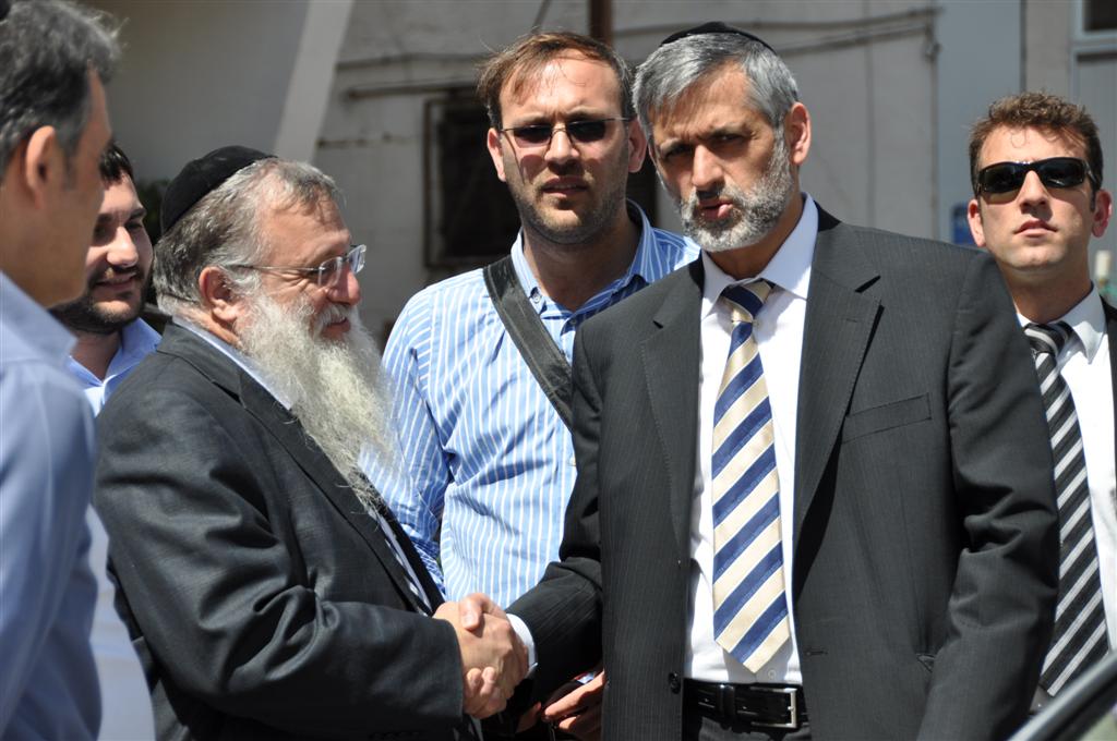 שר הפנים, אלי ישי בביקור בארגון החסד ´קרן ישמח משה´ בעת חלוקת תלושים לקמחא דפסחא