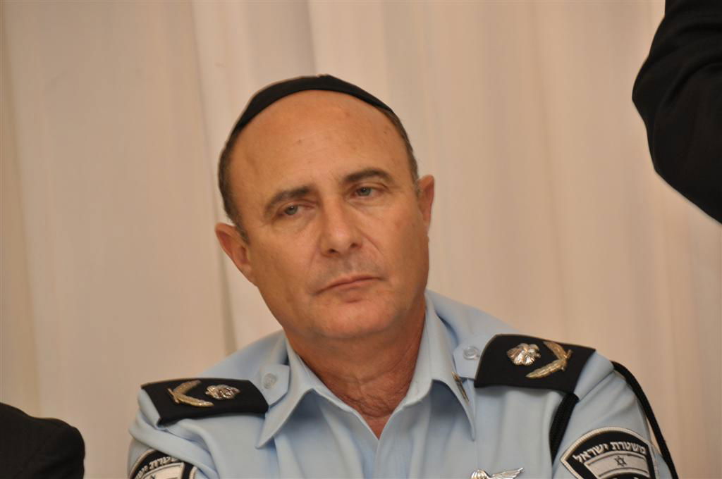 ערב פסח בבני-ברק: שוטרים ורבנים בהרמת כוסית בארגון העירייה