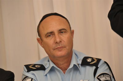 ערב פסח בבני-ברק: שוטרים ורבנים בהרמת כוסית בארגון העירייה