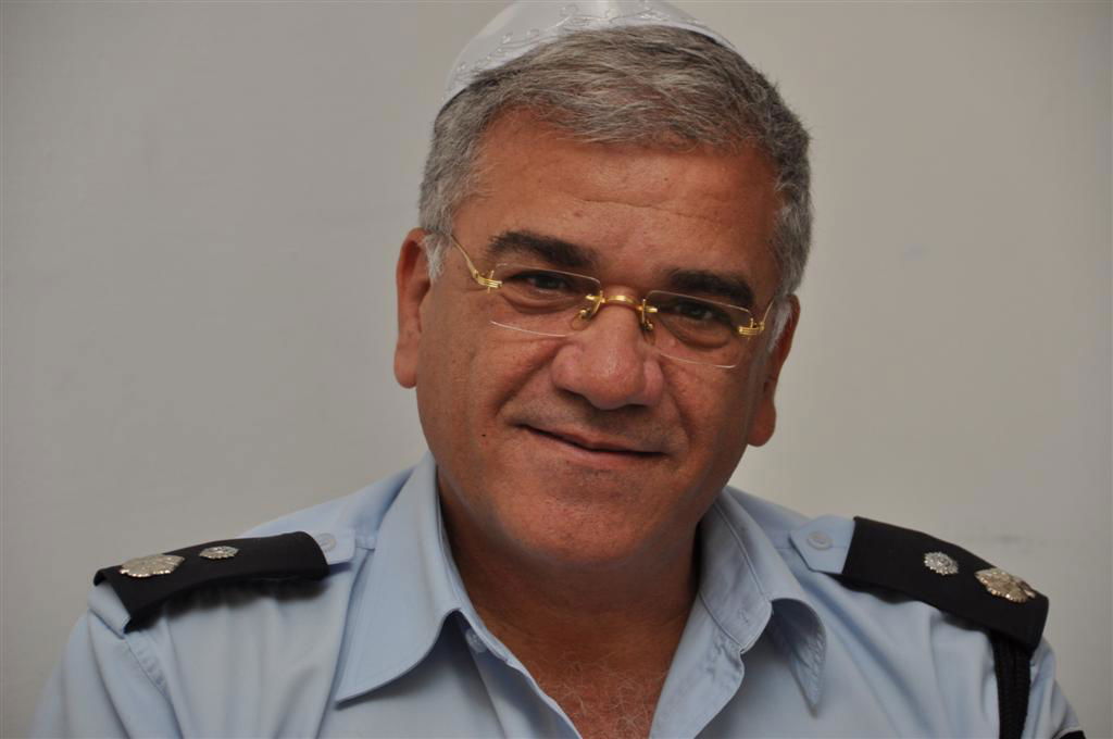 ערב פסח בבני-ברק: שוטרים ורבנים בהרמת כוסית בארגון העירייה