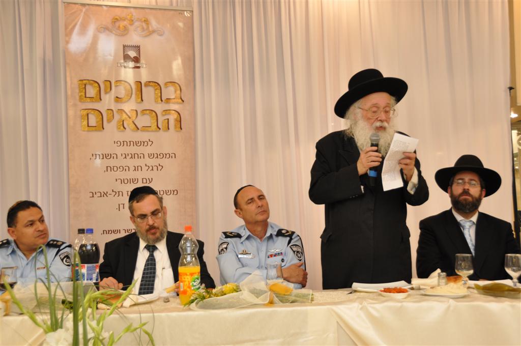 ערב פסח בבני-ברק: שוטרים ורבנים בהרמת כוסית בארגון העירייה