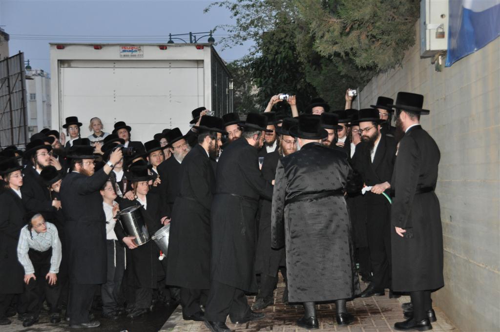 צפו: רבני בני-ברק שואבים "מים שלנו"