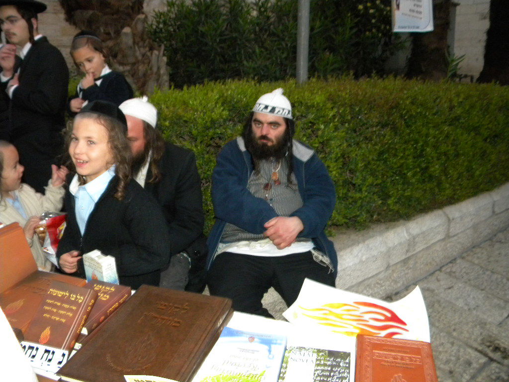 עם-ישראל מטייל ומתעד; תיק, בקבוק מים ומצלמה