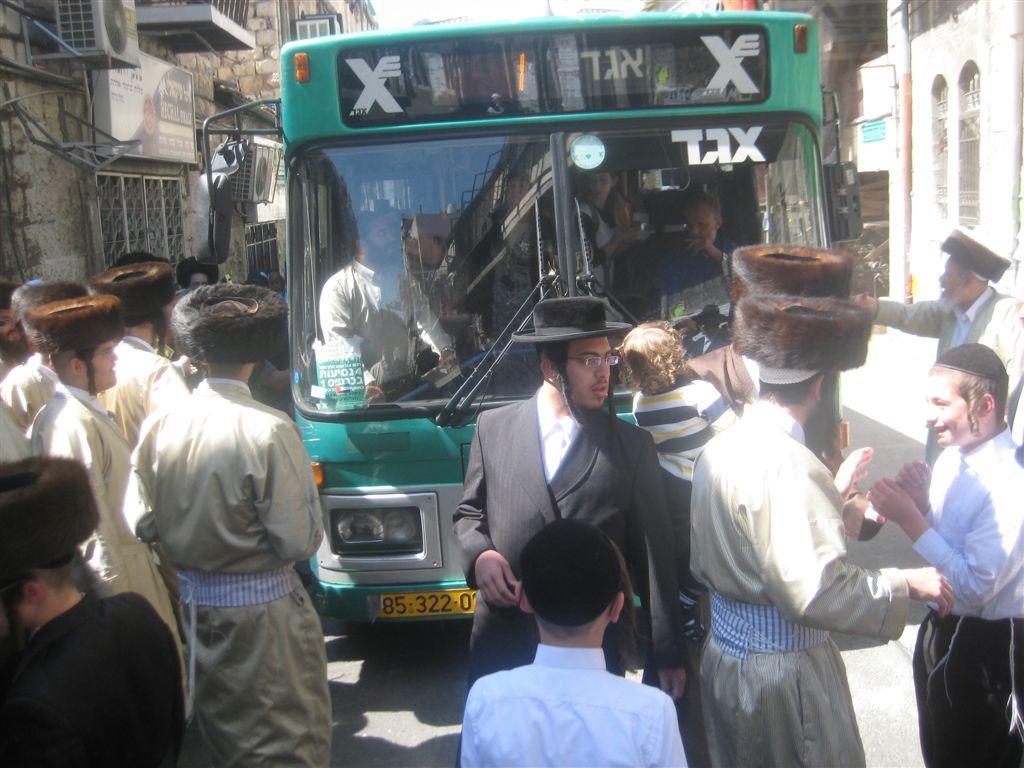 מאה שערים: אוטובוס אגד לכותל הותקף במטר אבנים