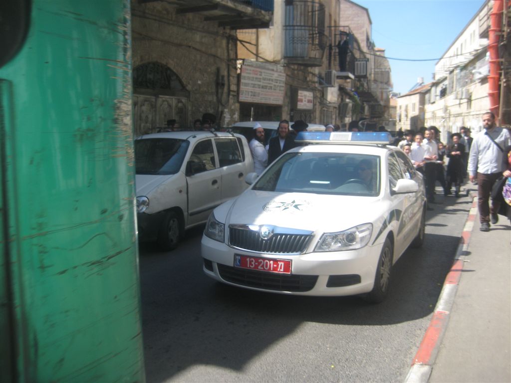 מאה שערים: אוטובוס אגד לכותל הותקף במטר אבנים