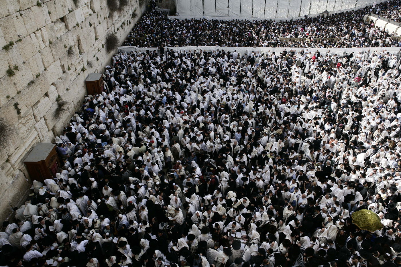 צפו בתמונות: רבבות בברכת הכהנים בכותל