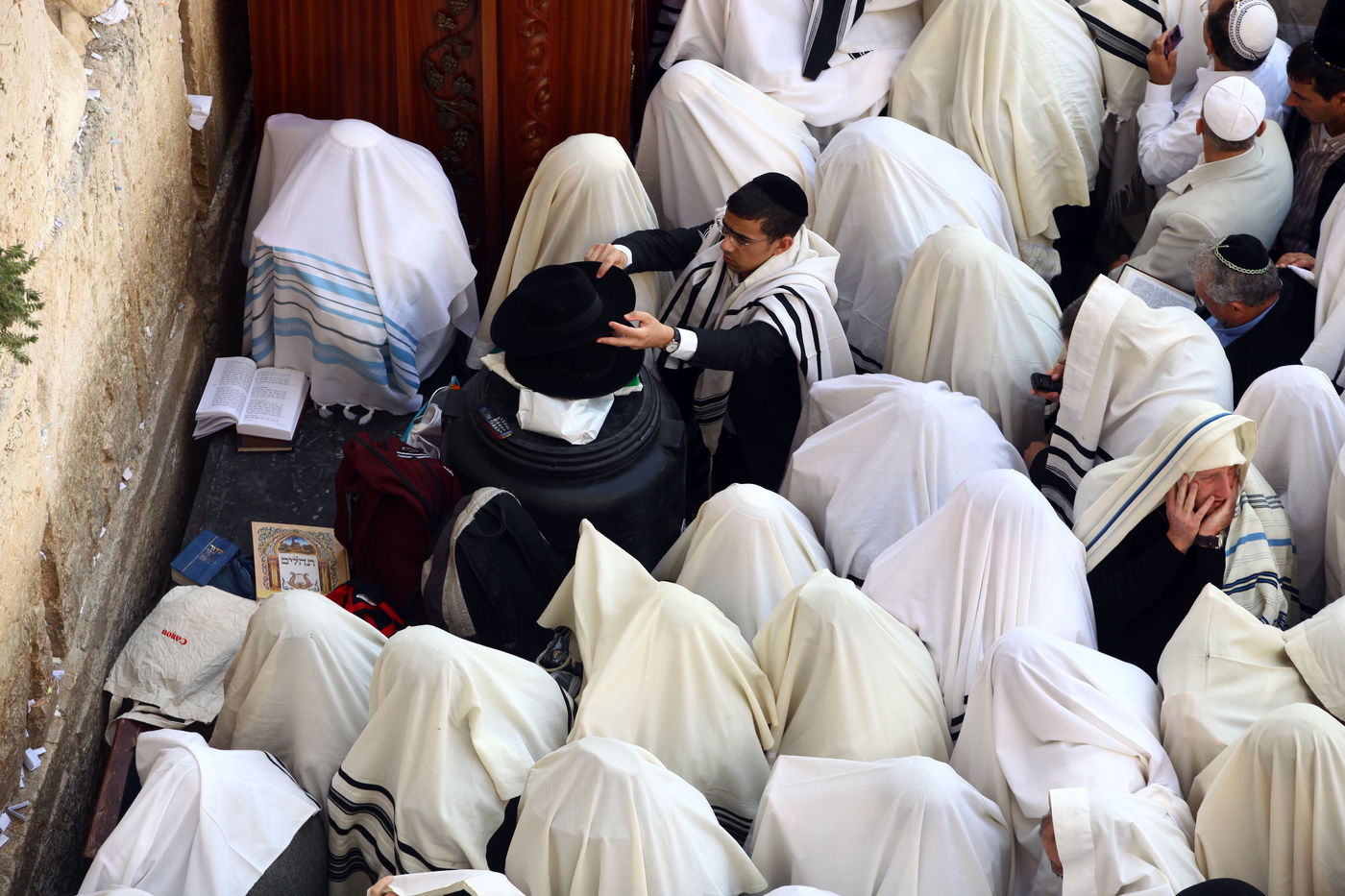 צפו בתמונות: רבבות בברכת הכהנים בכותל