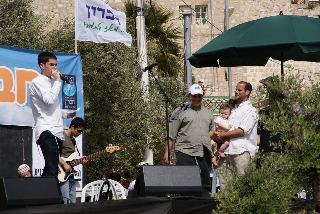 רבבות חגגו בעיר-האבות: אובמה לא יזיז אותנו מכאן