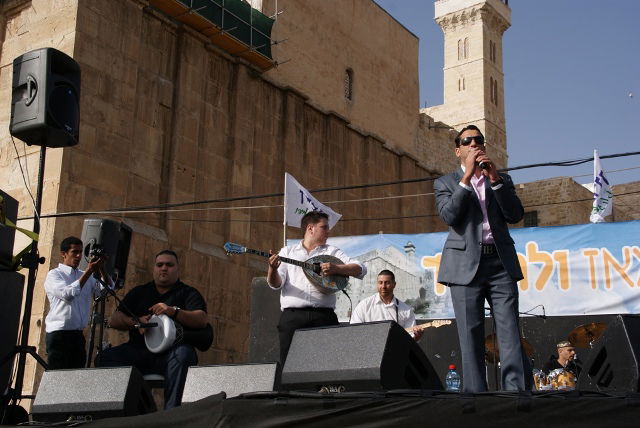 רבבות חגגו בעיר-האבות: אובמה לא יזיז אותנו מכאן