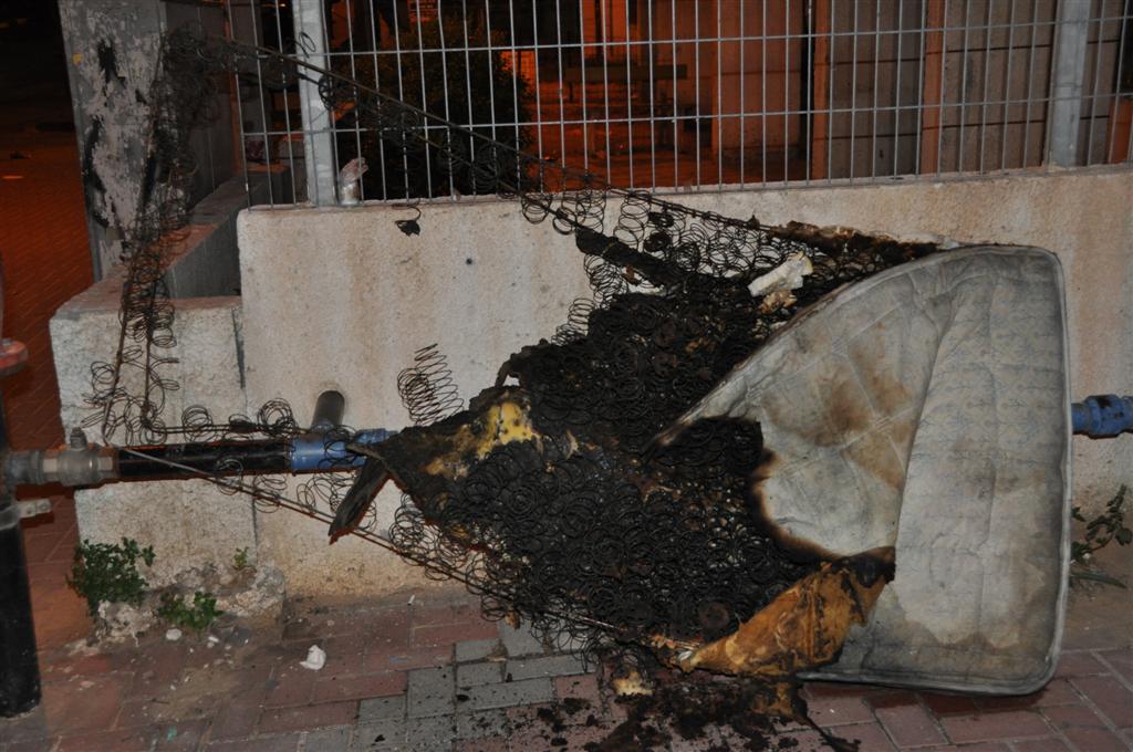 אחד המזרונים שנשרף