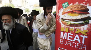 מפגינים מול המסעדה, אשתקד