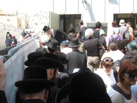 קבוצת חרדים ניסתה לעלות להר-הבית - ונבלמה