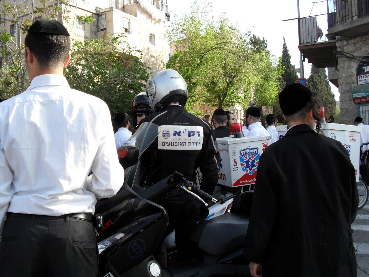 תמונות: גז מדמיע רוסס במאה שערים - לעבר קהל המתגודדים במהלך מרדף אחר אופנוע