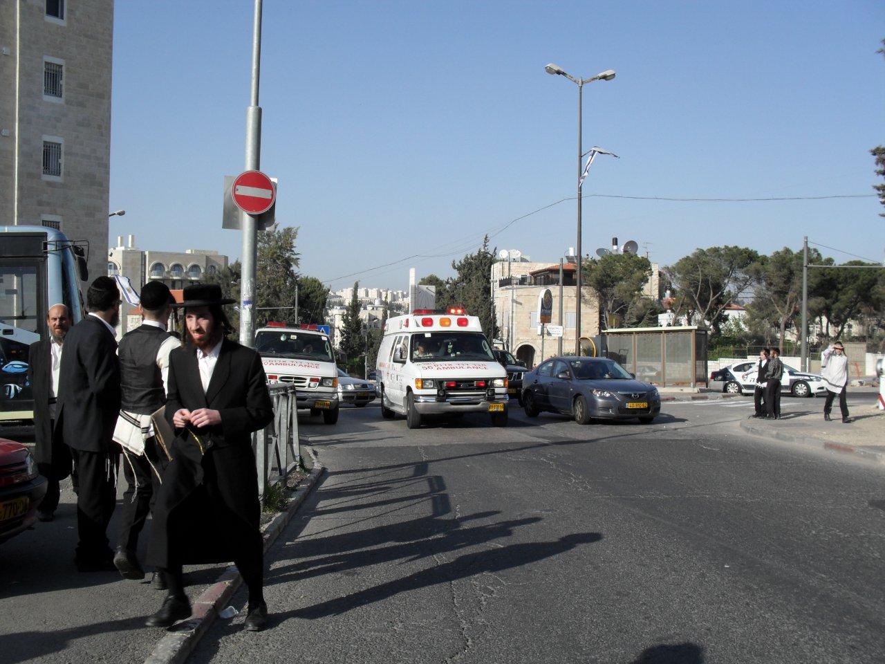 תמונות: גז מדמיע רוסס במאה שערים - לעבר קהל המתגודדים במהלך מרדף אחר אופנוע