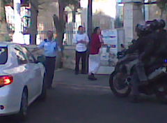 תמונות: גז מדמיע רוסס במאה שערים - לעבר קהל המתגודדים במהלך מרדף אחר אופנוע