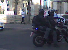 תמונות: גז מדמיע רוסס במאה שערים - לעבר קהל המתגודדים במהלך מרדף אחר אופנוע