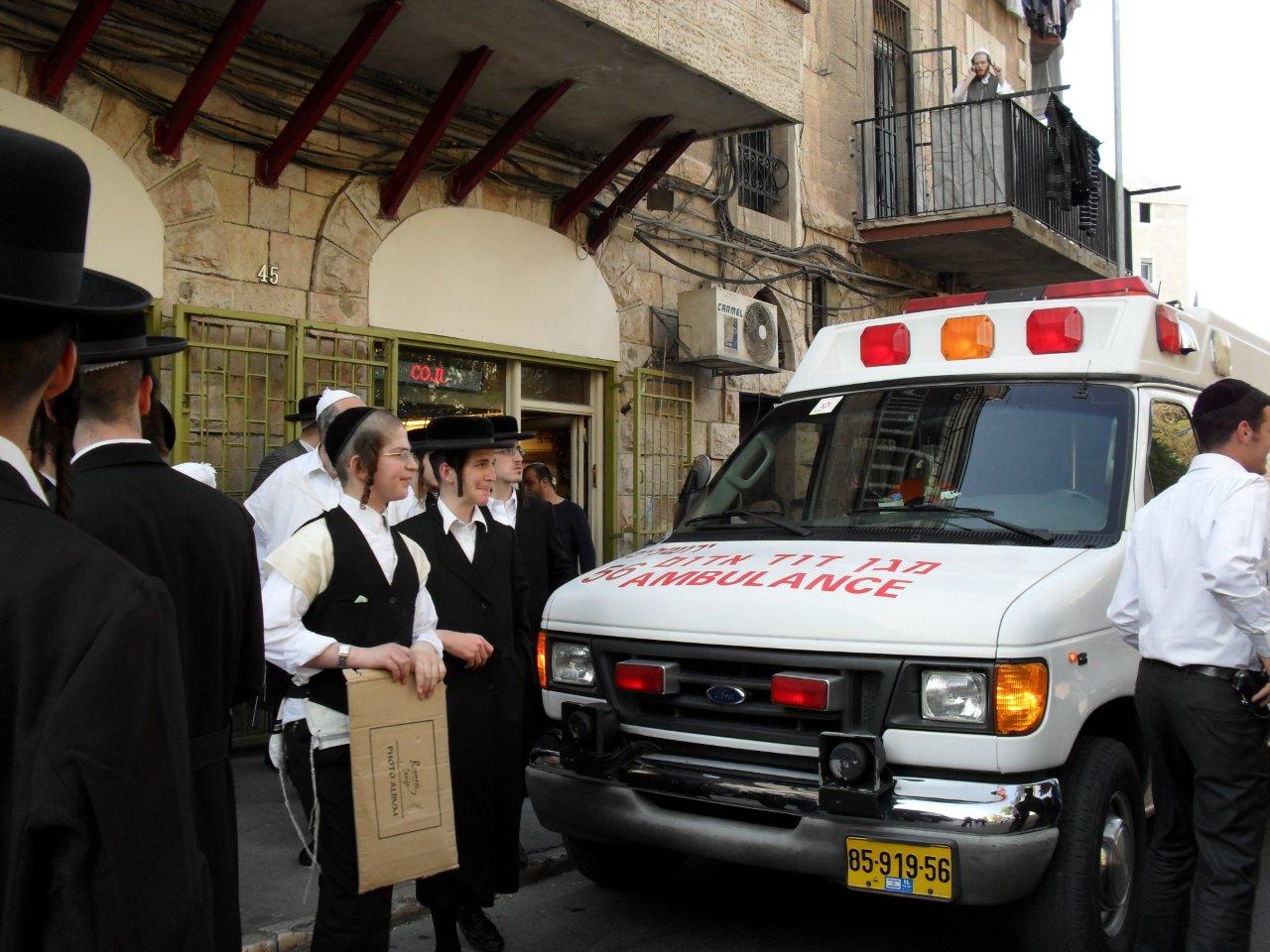 תמונות: גז מדמיע רוסס במאה שערים - לעבר קהל המתגודדים במהלך מרדף אחר אופנוע