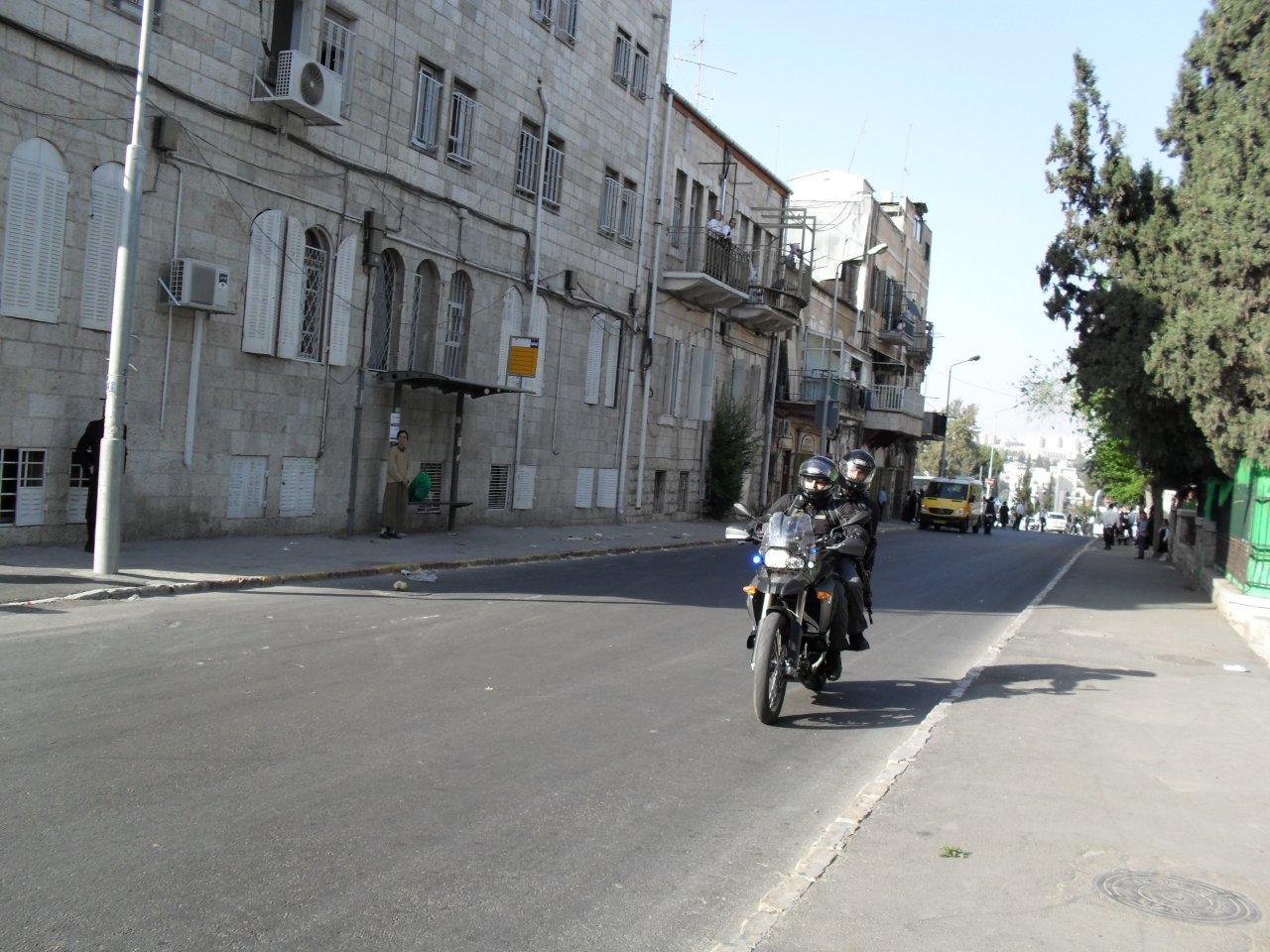 תמונות: גז מדמיע רוסס במאה שערים - לעבר קהל המתגודדים במהלך מרדף אחר אופנוע