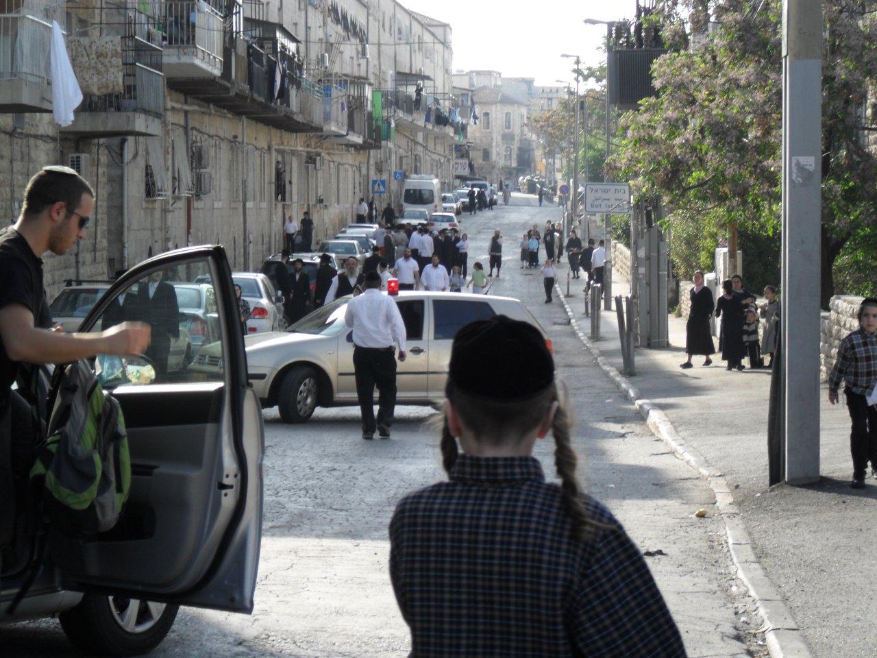 תמונות: גז מדמיע רוסס במאה שערים - לעבר קהל המתגודדים במהלך מרדף אחר אופנוע