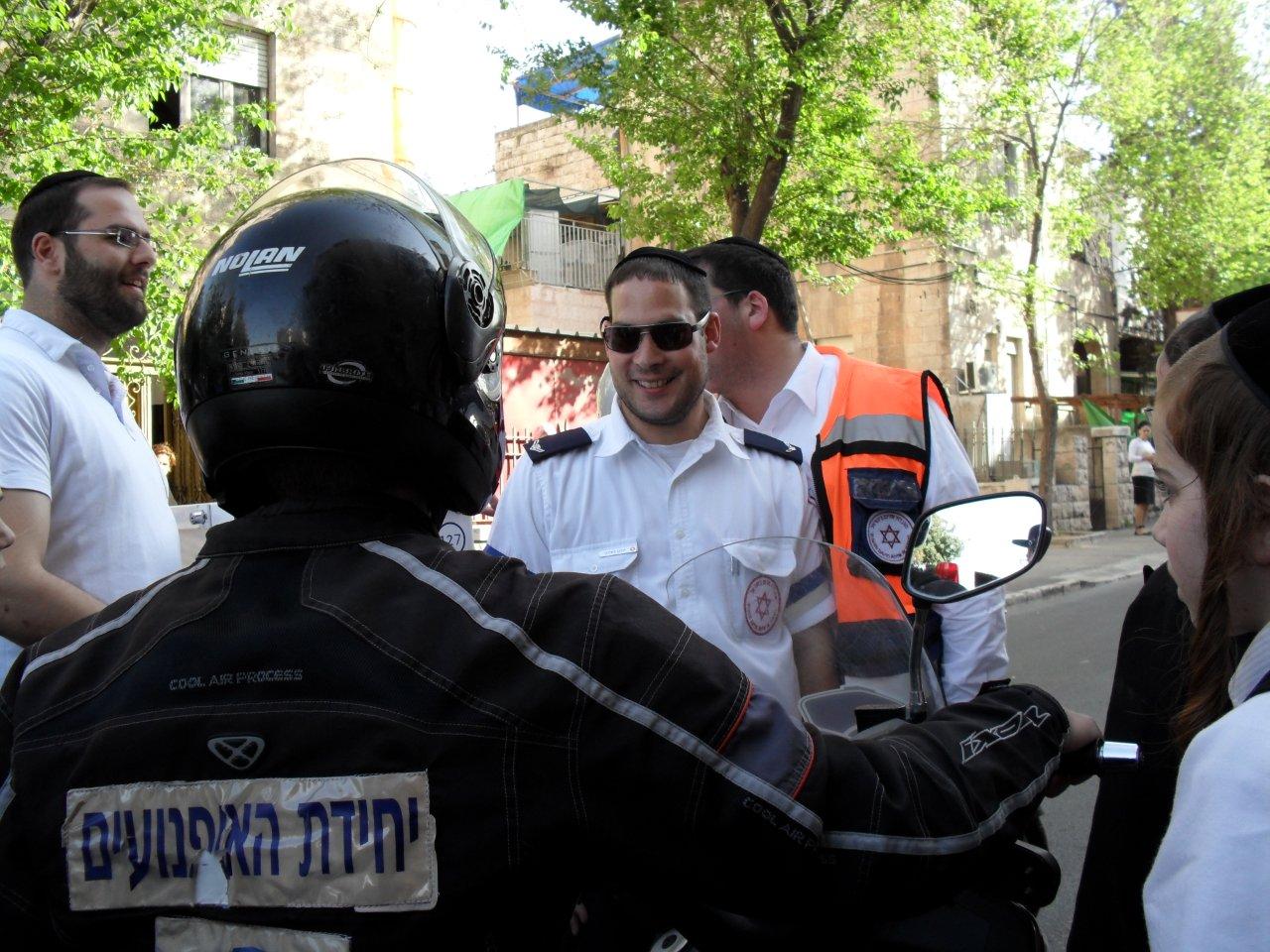 תמונות: גז מדמיע רוסס במאה שערים - לעבר קהל המתגודדים במהלך מרדף אחר אופנוע