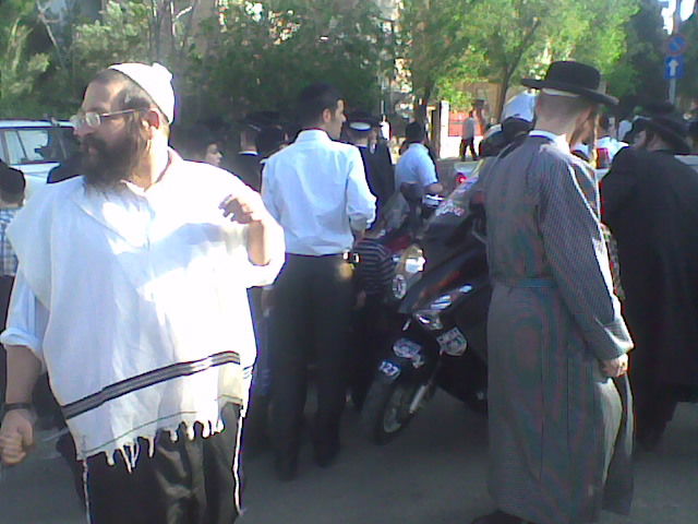 תמונות: גז מדמיע רוסס במאה שערים - לעבר קהל המתגודדים במהלך מרדף אחר אופנוע