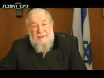 הרב לאו מדליק נר, הערב. מימין: הרב לאו, בילדותו