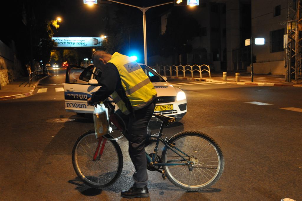 בוחן תנועה בודק את האופניים