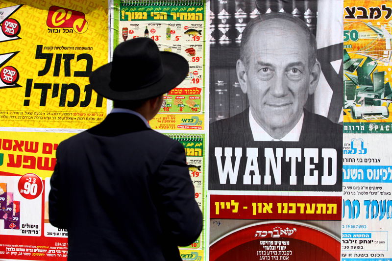 כרזות ענק בירושלים: "אולמרט מבוקש"