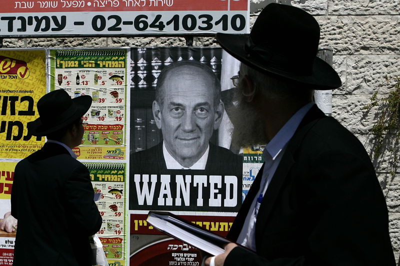 כרזות ענק בירושלים: "אולמרט מבוקש"