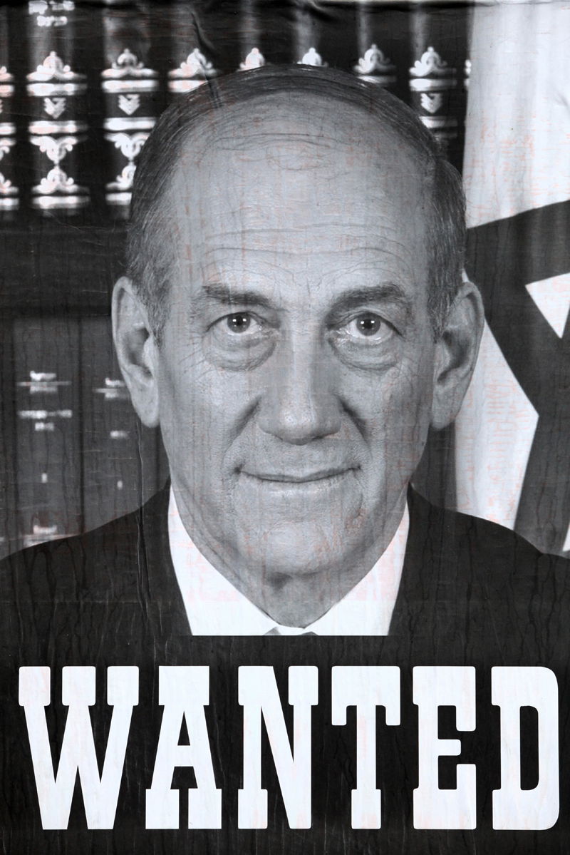 כרזות ענק בירושלים: "אולמרט מבוקש"