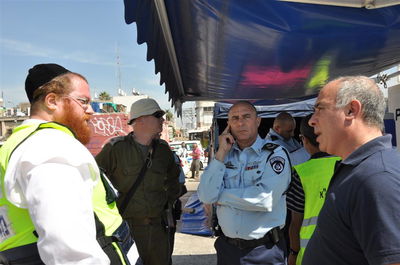 במרכז מפקד המשטרה המחוזי, ומפקד פיקוד העורף
