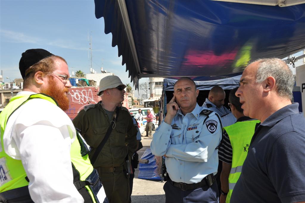 במרכז מפקד המשטרה המחוזי, ומפקד פיקוד העורף