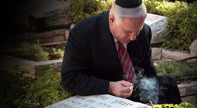 נתניהו על קבר אחיו