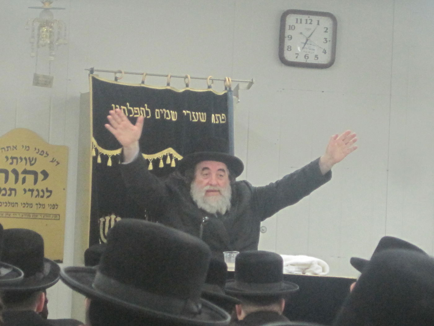 הרה"צ הגר: "איסור גמור לקרוא המודיע או המבשר"