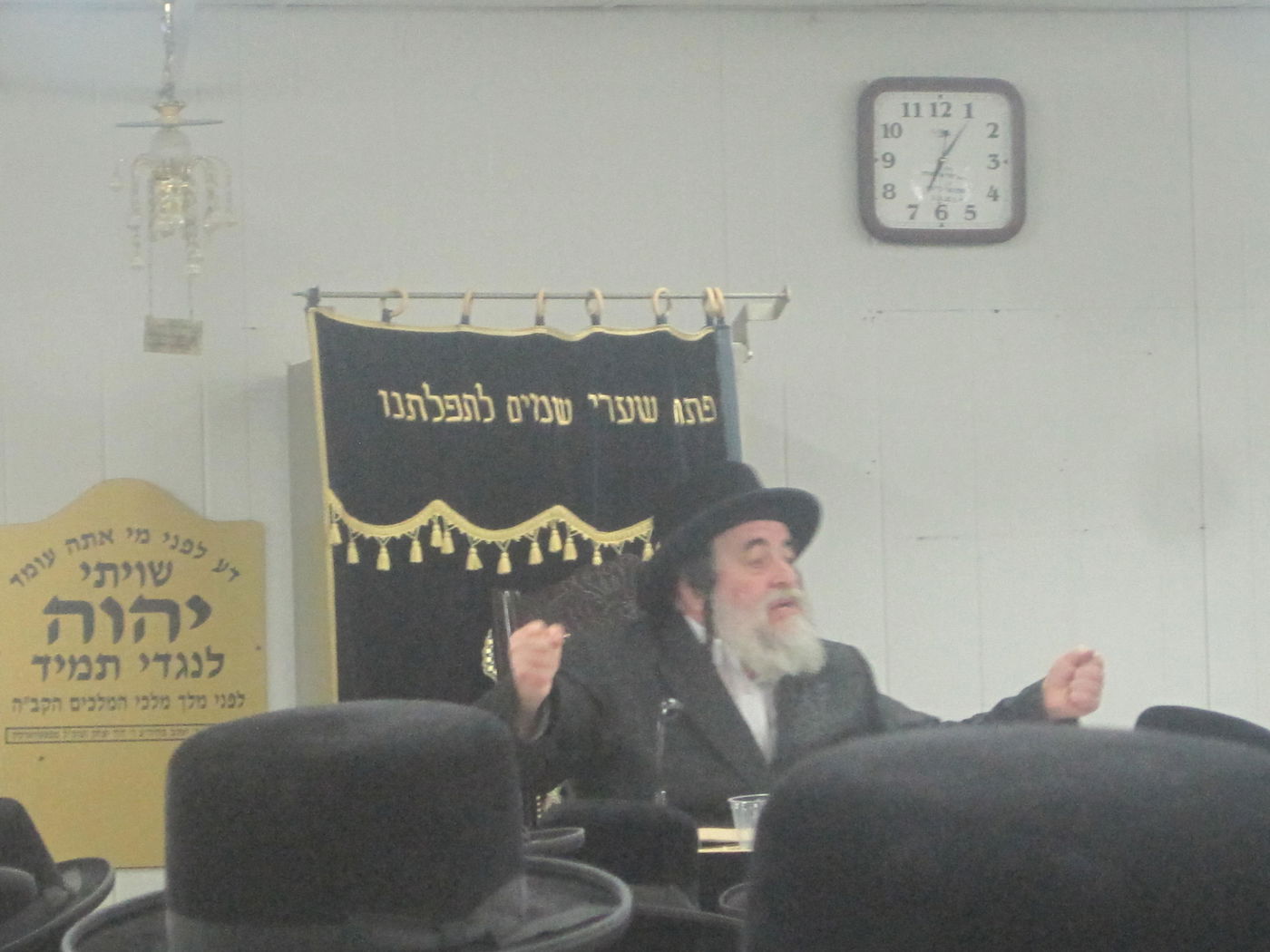 הרה"צ הגר: "איסור גמור לקרוא המודיע או המבשר"