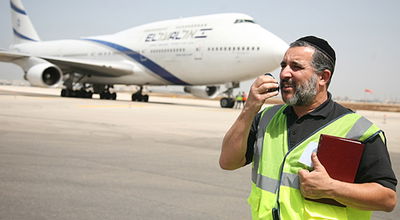 פנחס במהלך עבודתו, השבוע
