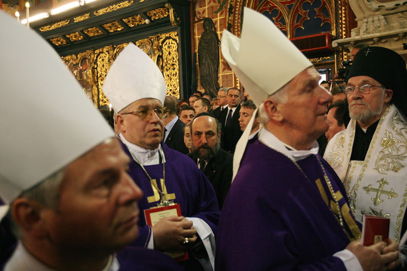 התמונה שמככבת בפולין: הרב מייקל שודריך משתתף בטקס נוצרי