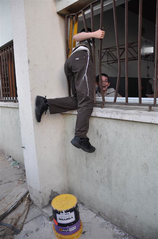 האודיטוריום העירוני של בני ברק, פרוץ לכל דיכפין בכל שעות היממה, גם בלילה