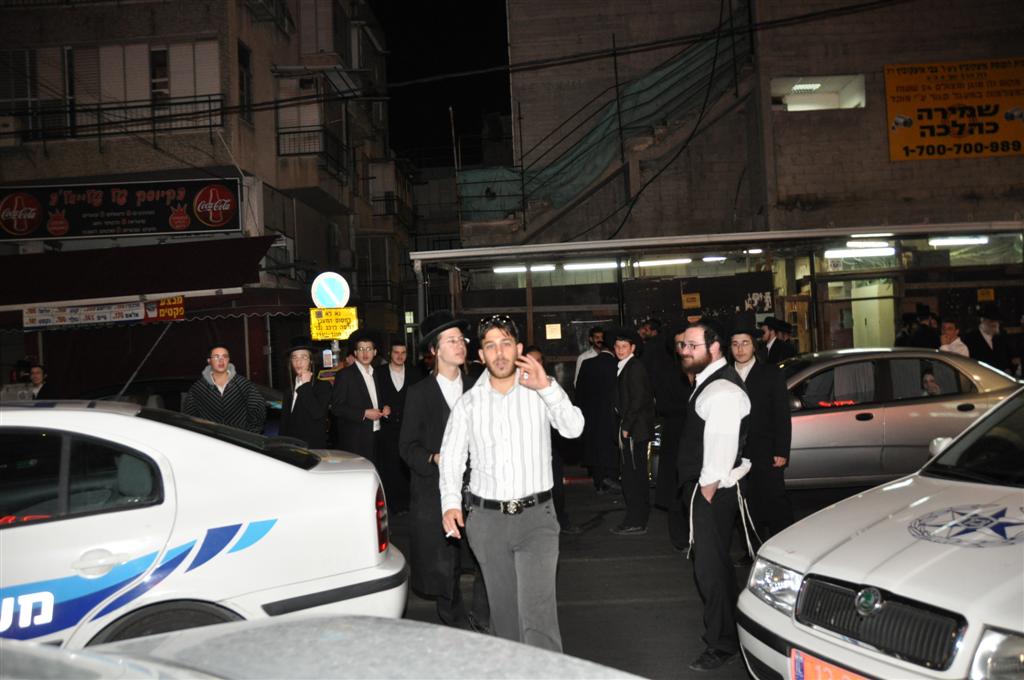 ליל שישי בבני-ברק: סערה בסיר צ´ולנט. צפו בתמונות