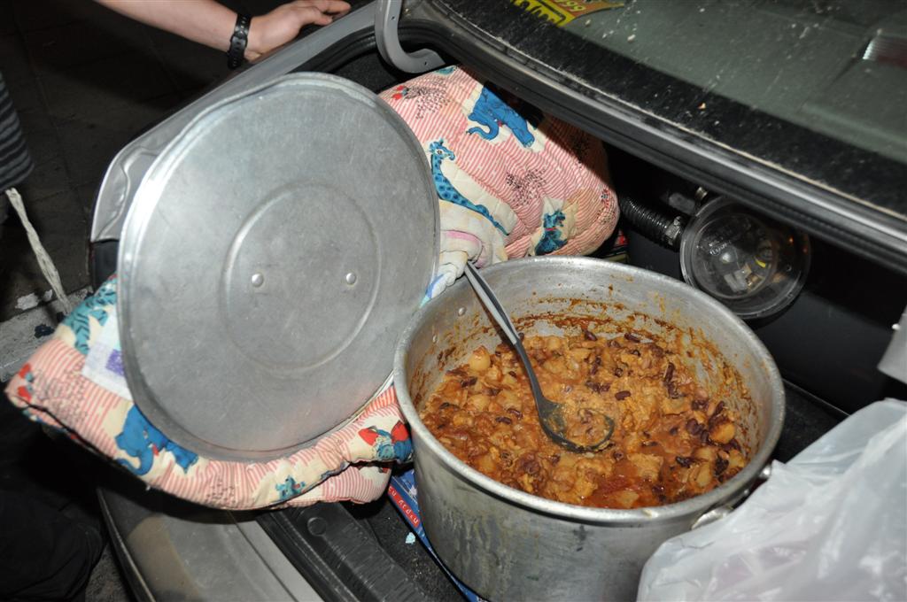 ליל שישי בבני-ברק: סערה בסיר צ´ולנט. צפו בתמונות