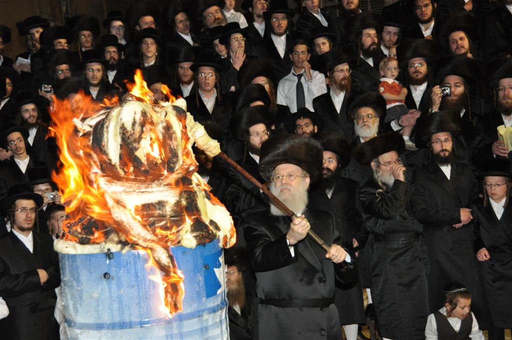 לראשונה: האדמו"ר מנדבורנא הדליק את המדורה